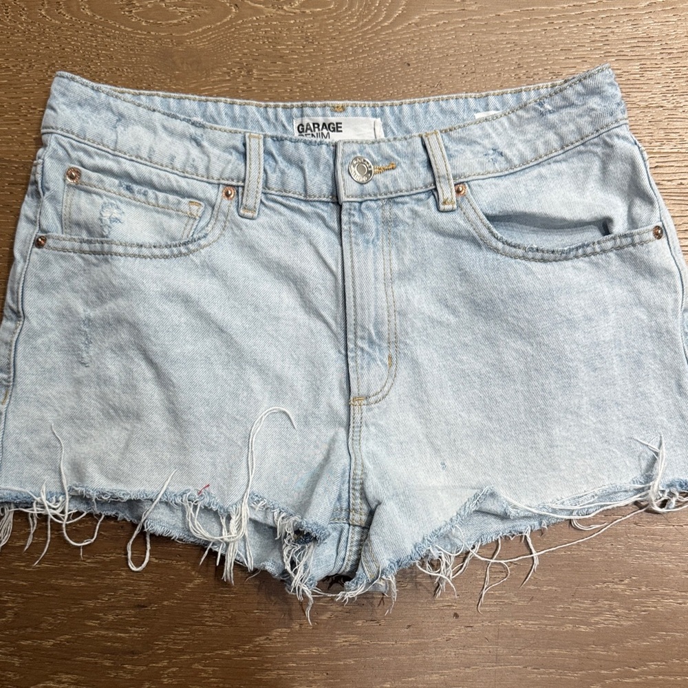 Garage Denim Classic Cut Off Shorts Light Wash Distressed Size 7 28 - Picture 2 of 8